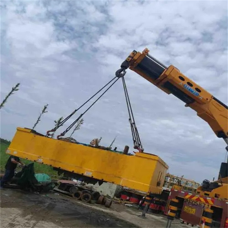 郧西吊运集装箱的吊车